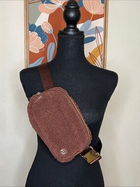 Lululemon Everywhere Sherpa Fleece Belt Bag 1L Brown Earth/Gold Limited Release